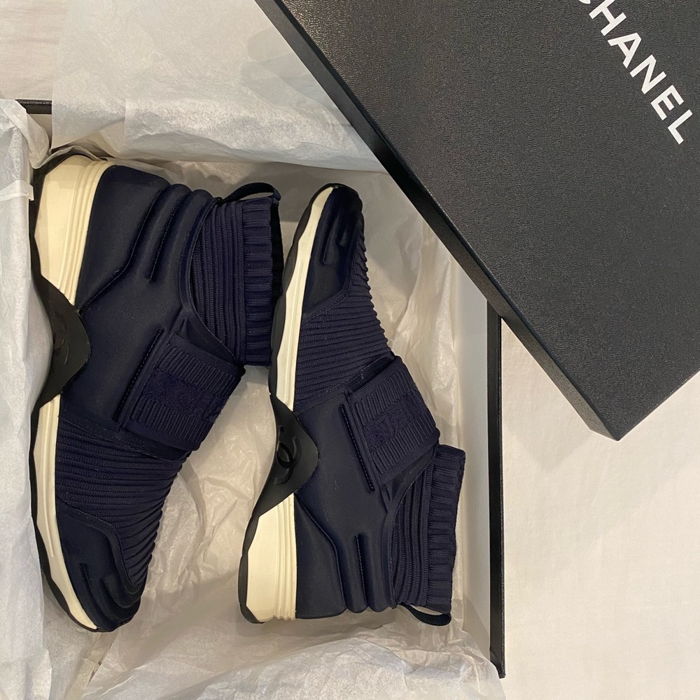 Beautiful CHANEL navy blue sneakers size 38